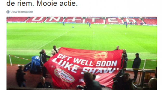 Para pendukung PSV Eindhoven akan membentangkan banner simpatik untuk Luke Shaw. (twitter)