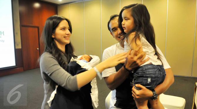 Ardi Bakrie dan keluarga saat menggelar konferensi pers terkait kelahiran anak kedua mereka, Jakarta, Rabu (25/11/2015). Arti nama Mainaka adalah gunung dengan hati yang baik. (Liputan6.com/Faisal R Syam)