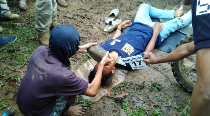 Rizal saat rekontruksi pembunuhan siswi SMP Benhil (Achmad Sudarno/Liputan6.com)