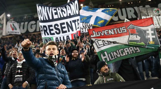  Suporter Juventus saat mendukung tim kesayangan mereka di ajang Liga Champions. Mereka dikenal sangat militan. (AFP Photo/Marco Bertorello)