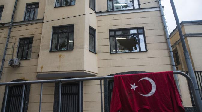 Rupa Kedutaan Turki setelah aksi pemerotes di Moskow selesai. | via: Evgeny Feldman