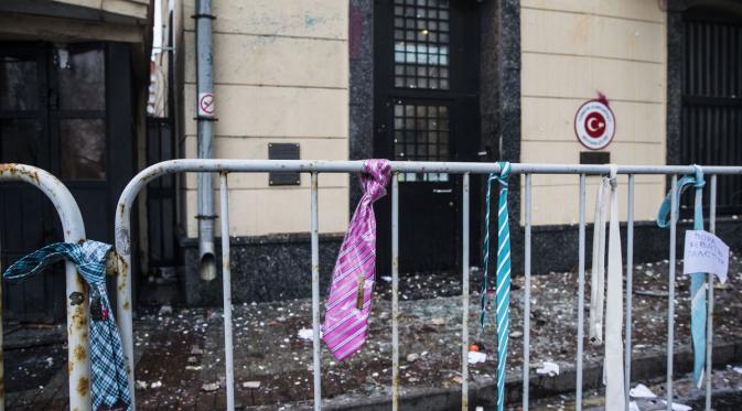 Sampah yang berserakan di depan Kedutaan Turki, Moskow, Rusia pada Rabu (25/11). | via: Evgeny Feldman