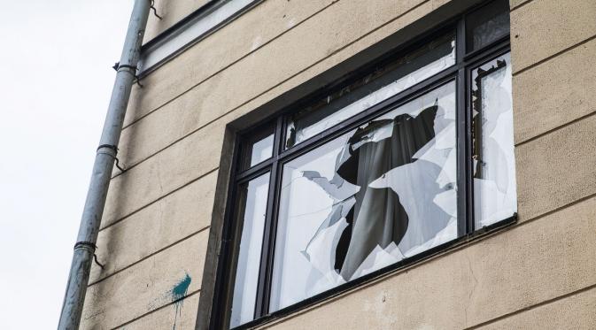 Jendela bangunan Kedutaan Turki di Moskow yang pecah akibat lemparan batu para pemrotes, Rabu (25/11). | via: Evgeny Feldman