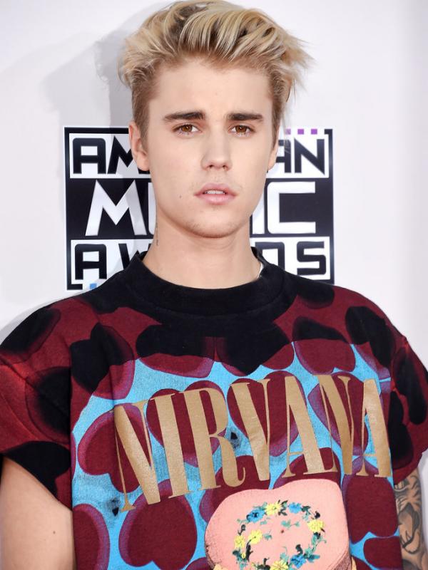 Justin Bieber kenakan kaus Nirvana saat menghadiri ajang AMA 2015. (foto: popsugar)