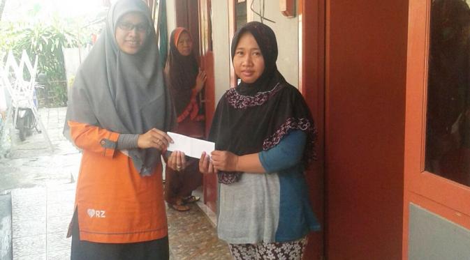 Wiwin Susilawati, driver Gojek yang mengemudi sambil menggendong anaknya kini bisa bernafas agak lega. (foto: Rumah Zakat)