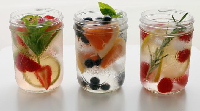 Infused Water, Minuman Lezat yang Sanggup Bikin Kamu Langsing | via: allrecipes.com 