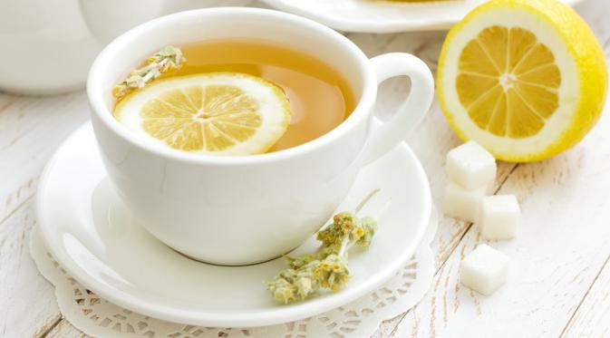 Jus lemon dengan seduhan daun teh hitam untuk mengurangi kadar minyak berlebih pada kulit kepala.
