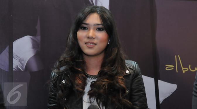 Isyana Sarasvati  saat launching album Explore di kawasan Jakarta Selatan, Selasa (25/11/2015). (Liputan6.com/Faisal R Syam)