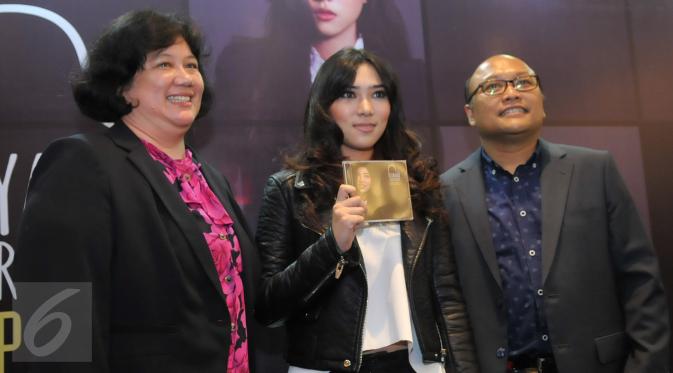 Isyana Sarasvati  saat launching album Explore di kawasan Jakarta Selatan, Selasa (25/11/2015). (Liputan6.com/Faisal R Syam)