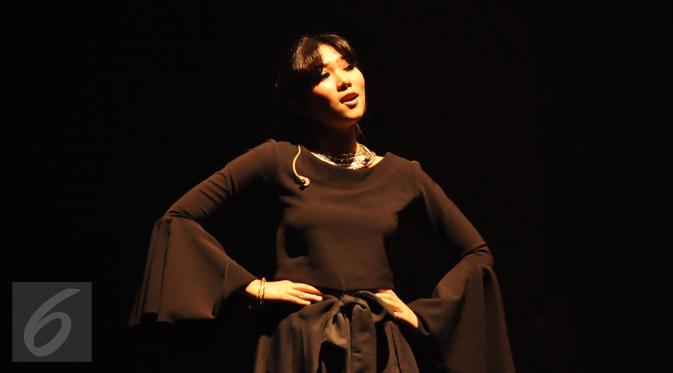Penyanyi Isyana Sarasvati saat melakukan konser di kawasan SCBD, Jakarta Selatan, Rabu (25/11). (Liputan6.com/Faisal R Syam)