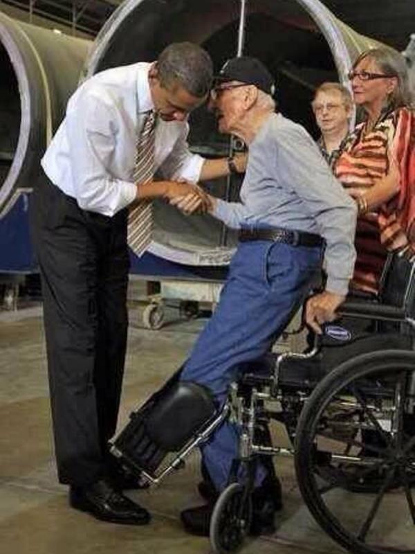 Veteran AS berdiri dari kursi rodanya untuk hormati Presiden Barack Obama | Via: theobamadiary.com