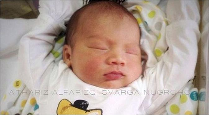 Athariz Alfariqzi Svarga Nugroho, putra Donita dan Adi Nugroho (via Instagram/donitabhubiy)