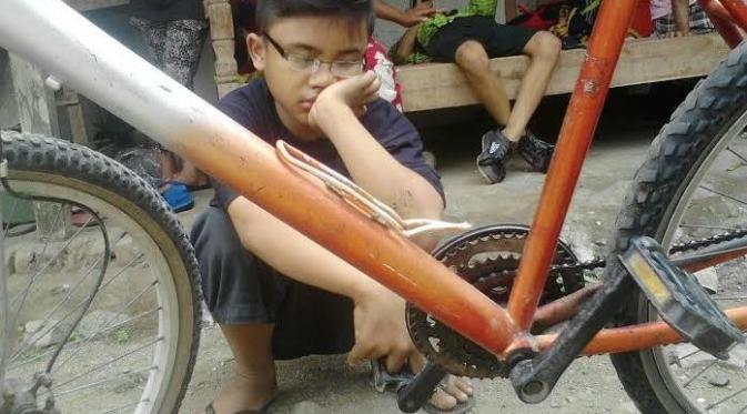 Aldo Saputra, katanya demi cari ibu kandung bersepeda dari Sukabumi, Jawa Barat ke Ponorogo, Jawa Timur. Ternyata dusta belaka | Via: kaskus.co.id