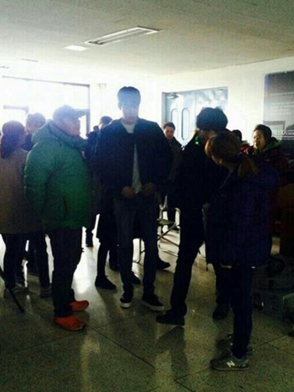 Suzy Miss A dan Kim Woo Bin di lokasi syuting drama Uncontrollably Fond. Foto: Instagram