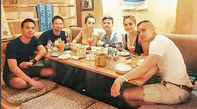Restoran Jepang menjadi pilihan NIkita Mirzani dan kawan-kawan untuk santap malam. Dimana pun dan kapan pun, Samuel Rizal selalu ada di sisi Nikita Mirzani. (via instagram/@faisalwirantaatmadja)