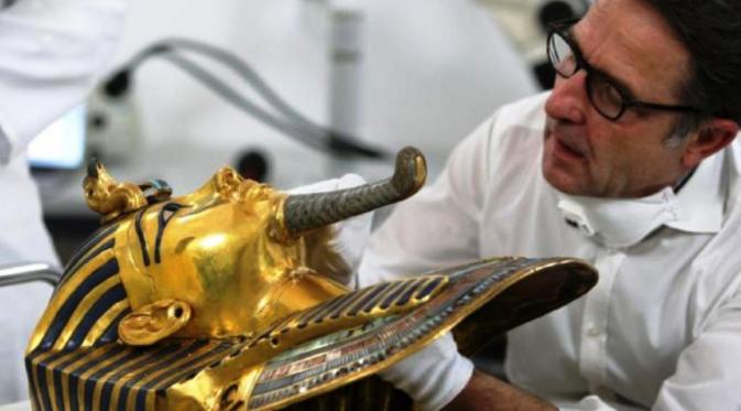 Rastorasi janggut topeng Firaun Tutankhamun yang patah (Reuters)