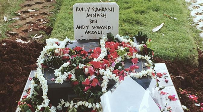 Jenazah Rully Annash dimakamkan usai salat Jum'at. (foto: instagram.com/thebrndls)