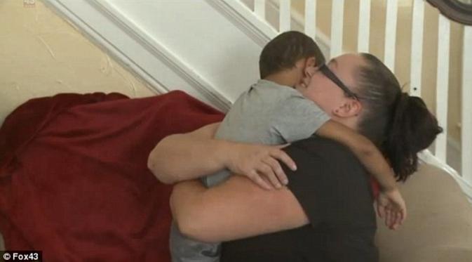 Angelica memeluk anaknya yang selamat dari tembakan peluru nyasar. | via: Fox43