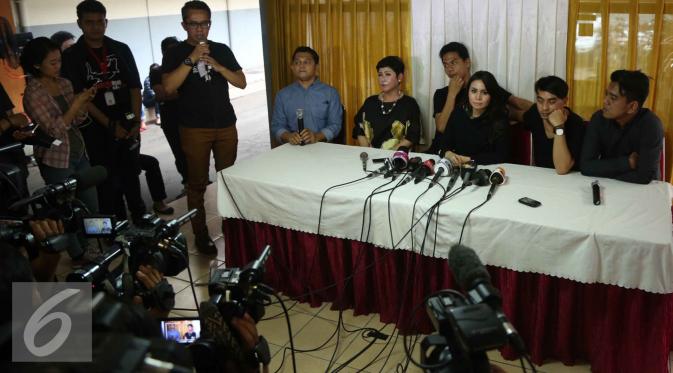 Band Geisha memberi keterangan pers terkait ditangkapnya sang gitaris, Roby Satria karena kasus narkoba. [Foto: Faisal R. Syam/Liputan6.com]