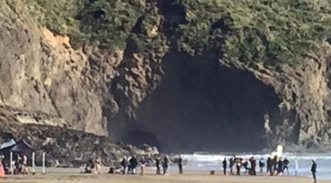 Taylor Swift melakukan syuting videoklip di pantai Bethell, Auckland. (foto: dailymail)
