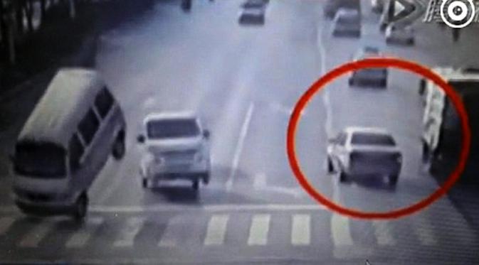  Mobil di China tiba-tiba melayang di tengah jalan (LiveLeak)