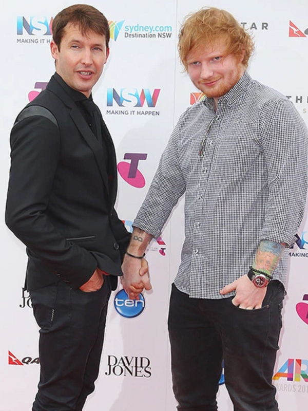 Ed Sheeran dan James Blunt tengah berpegangan tangan (Hollywoodlife)