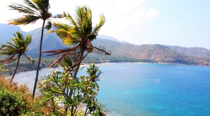 Pantai Nipah merupakan pantai menawan di Lombok yang terbentuk dari batuan vulkanik.