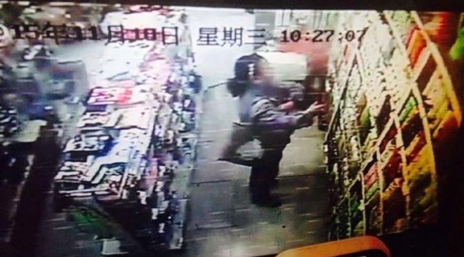 Perempuan itu tertangkap kamera sedang mencuri di supermarket (Shanghaiist)