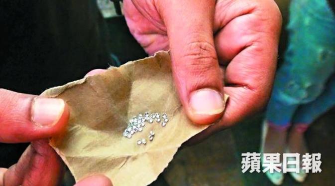Butiran kecil mirip kristal berjatuhan dari langit Hong Kong (Apple Daily)