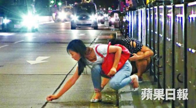 Puluhan orang berebut butiran mirip berlian yang jatuh dari langit, sejumlah orang bahkan nekat menerobos pagar (Apple Daily)