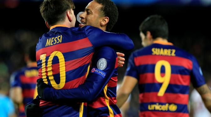 Neymar (kanan) bersama Lionel Messi usai mencetak gol ke gawang Real Sociedad, pada laga lanjutan La Liga, di Stadion Camp Nou, Sabtu (28/11/2015). Barcelona menang 4-0 pada pertandingan tersebut. (AFP/Pau Barrena)