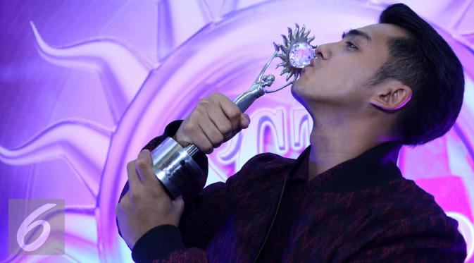 Ricky Harun meraih penghargaan sebagai Aktor Utama Paling Ngetop di ajang SCTV Awards 2015. [Foto: Herman Zakaria/Liputan6.com]
