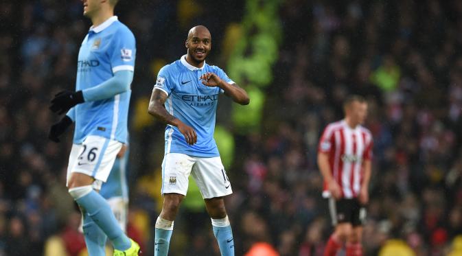 Gelandang Manchester City, Fabian Delph, usai mencetak gol ke gawang Southampton, pada laga lanjutan Premier League, di Stadion Etihad, Sabtu (28/11/2015). City menang 3-1 pada pertandingan tersebut. (AFP/Paul Ellis)