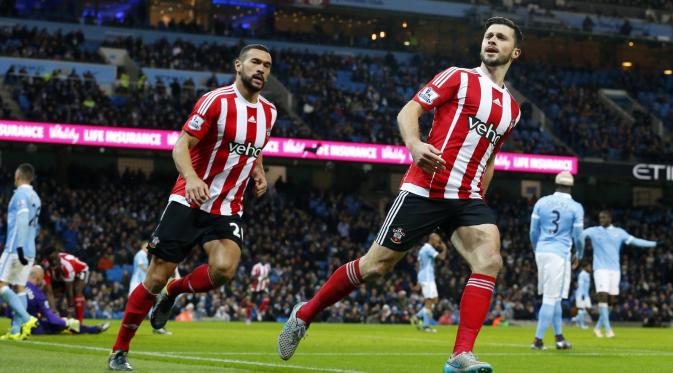 triker Southampton, Shane Long, usai mencetak gol ke gawang Manchester City, pada laga lanjutan Premier League, di Stadion Etihad, Sabtu (28/11/2015). City menang 3-1 pada pertandingan tersebut. (Lindsey Parnaby)