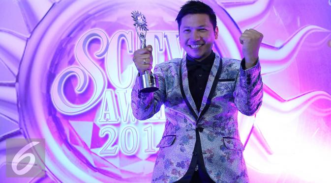 Gading Marten raih penghargaan Presenter Paling Ngetop di ajang SCTV Awards 2015. [Foto: Herman Zakaria/Liputan6.com]