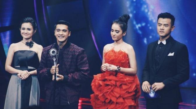 Ricky Harun menerima penghargaan saat SCTV Awards 2015.  (via Path)