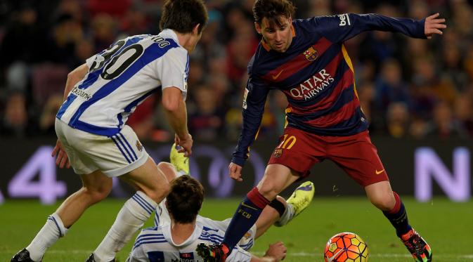Aksi Lionel Messi saat berusaha melewati pemain Real Sociedad, Geronimo Rulli, dalam lanjutan La Liga Spanyol di Stadion Camp Nou, Barcelona, Sabtu (28/11/2015). (AFP/Lluis Gene)
