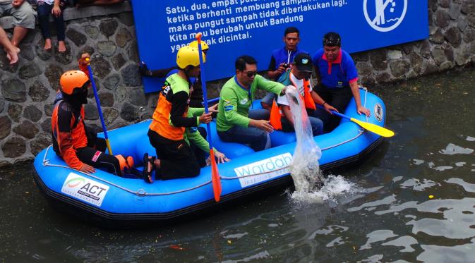 Wali Kota Bandung Ridwan Kamil mengecek Sungai Cicadas yang disulap warga menjadi kolam pemancingan dan arena arung jeram. (Liputan6.com/Okan Firdaus)