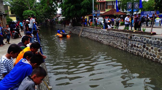 Warga Jalan Babakan Surabaya, Kiaracondong, Kota Bandung menyulap sungai menjadi kolam pemancingan dan arena arung jeram. (Liputan6.com/Okan Firdaus)