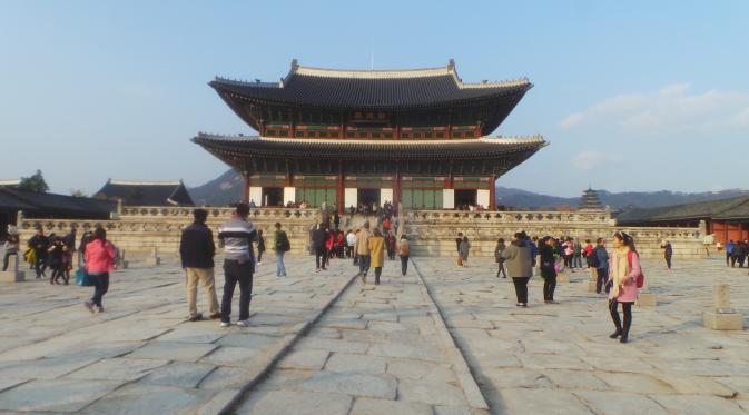 Istana Gyeongbokgung yang ramai didatangi turis (Foto: Irna G)