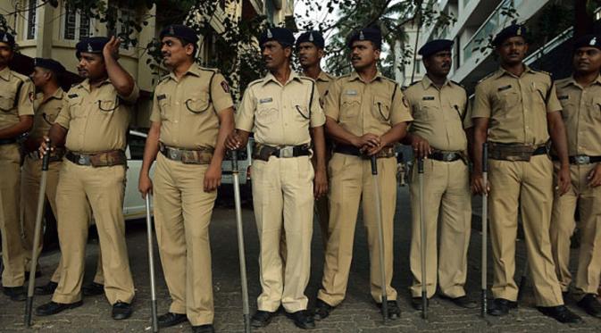 Sejumlah polisi India berjaga di rumah Aamir Khan (Foto: AFP)