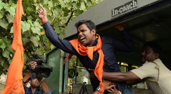 Seorang ditangkap polisi karena berdemo di depan rumah Aamir Khan. (Foto: AFP)