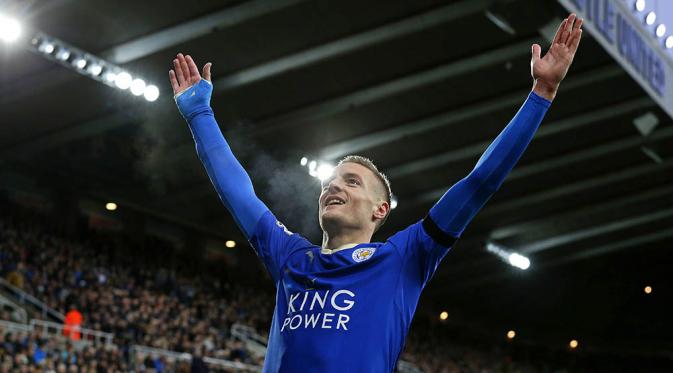 Striker Leicester, Jamie Vardy, merayakan gol usai bobol gawang Newcastle pada laga Liga Premier Inggris di Stadion St James Park, Inggris, Sabtu (21/11/2015). (AFP Photo/Lindsey Parnaby)