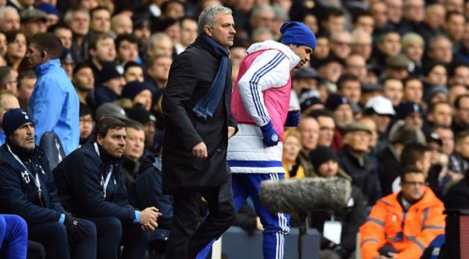 Striker Chelsea, Diego Costa, melakukan pemanasan pada laga melawan Tottenham Hotspur di White Hart Lane, London, Minggu (29/11/2015) malam WIB. (AFP/Ben Stansall)