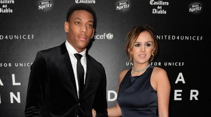 Penyerang Manchester United, Anthony Martial (kiri), bersama istrinya, Samantha, pada acara 