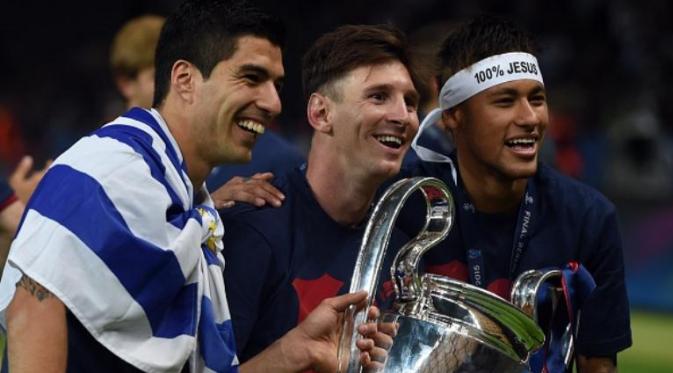 Trio Luis Suarez (kiri), Lionel Messi (tengah), dan Neymar (kanan) mempersembahkan tiga gelar untuk Barcelona pada 2015. (AFP/Patrik Stollarz)