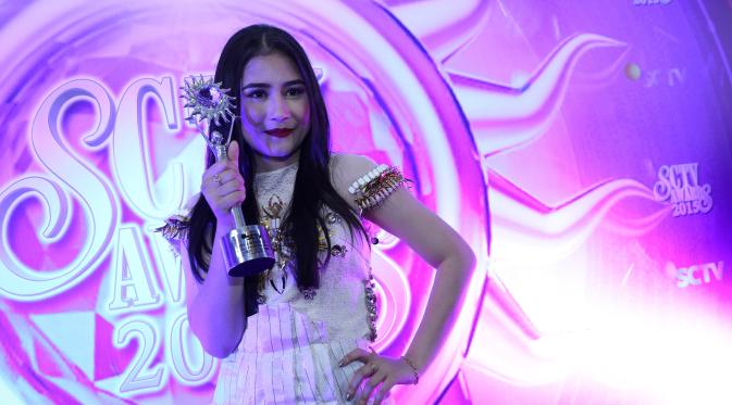 Prilly Latuconsina, pemenang SCTV Awards 2015 (Deki Prayoga/bintang.com)