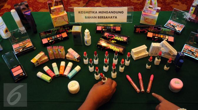 Contoh kosmetika berbahan berbahaya ditunjukkan oleh BPOM di Balai Kartini Jakarta, Senin (30/11/2015). BPOM menemukan 54 jenis obat tradisional dan 30 jenis kosmetika berbahan kimia berbahaya. (Liputan6.com/Helmi Fithriansyah)
