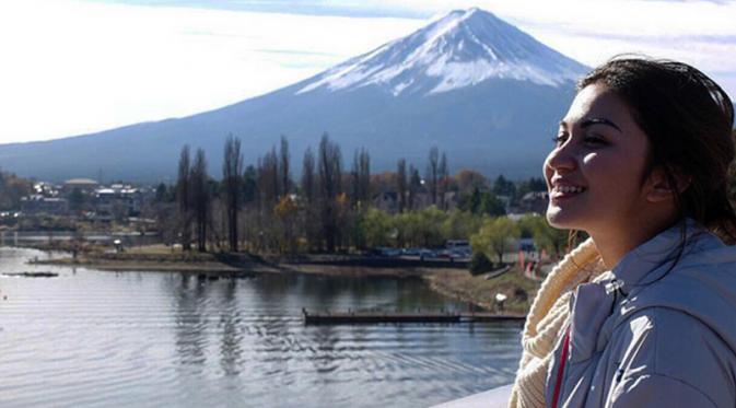 Ariel Tatum menikmati keindahan gunung Fuji