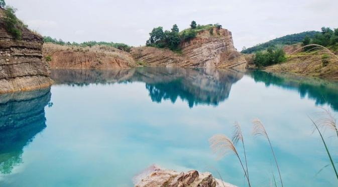 Danau biru, destinasi di Kalimantan yang perlihatkan pesona lain tanah Borneo.